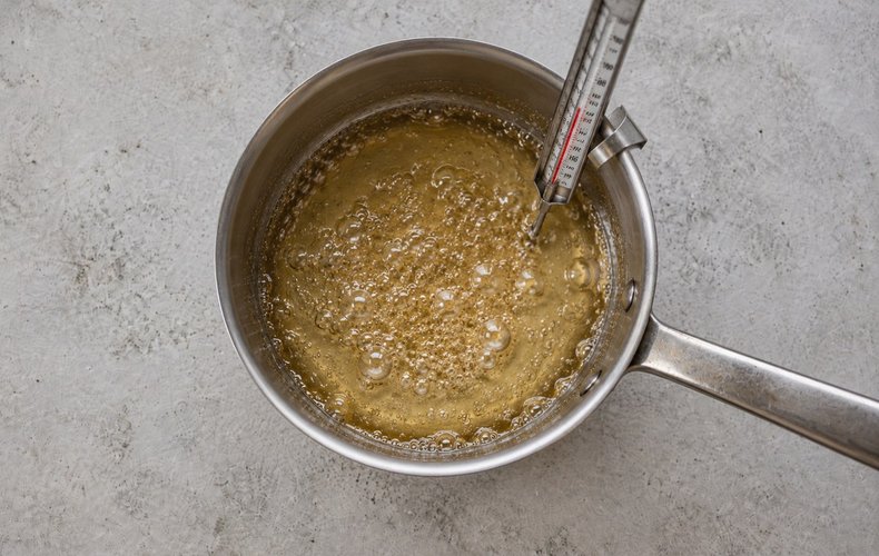 Homemade Carbone Dolce, step 3: cooking the sugar syrup