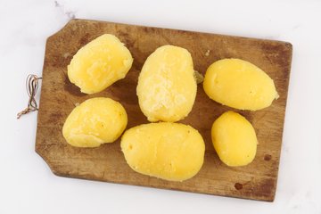 Homemade Mashed Potatoes, step 1: peeling the boiled potatoes