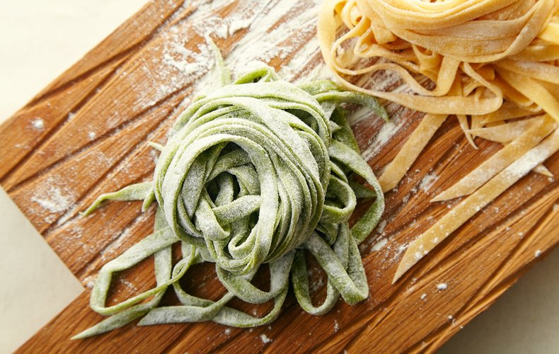 Homemade paglia e fieno tagliatelle