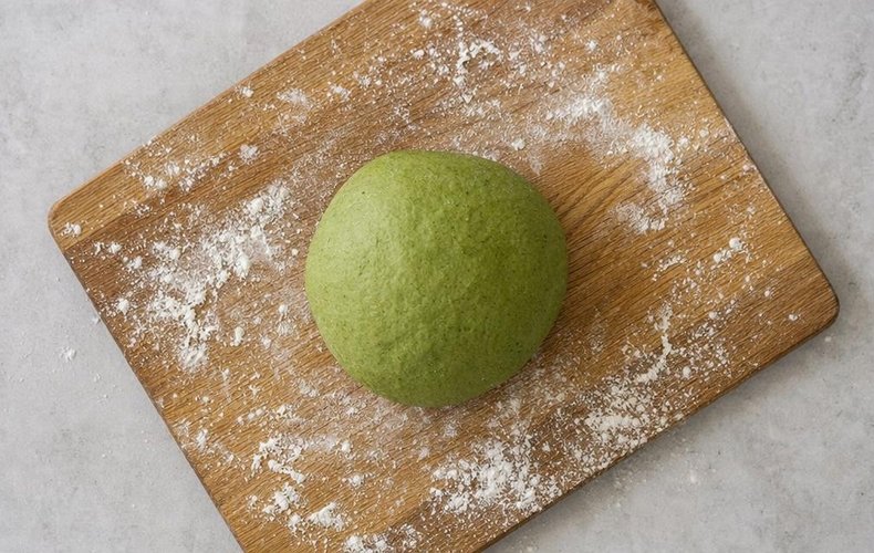 Homemade Paglia e Fieno Tagliatelle, step 2: green pasta dough with flour, eggs and spinach purée
