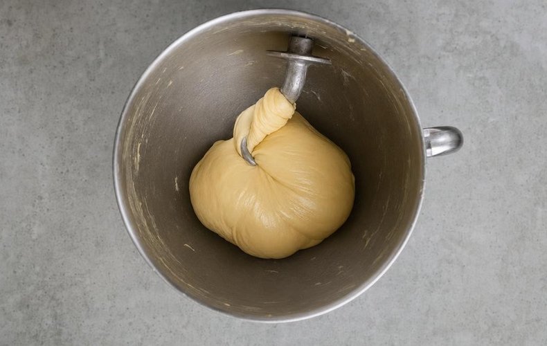 Homemade Pandoro, step 2: kneading the first dough in the stand mixer