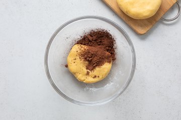 Making homemade Ringo cookies, step 2