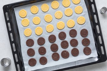 Making homemade Ringo cookies, step 4