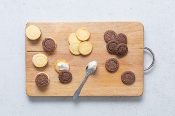 Making homemade Ringo cookies, step 7