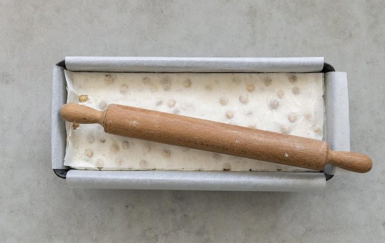 Homemade Soft Torrone, step 6: the mixture between sheets of wafer paper in a lined rectangular mold