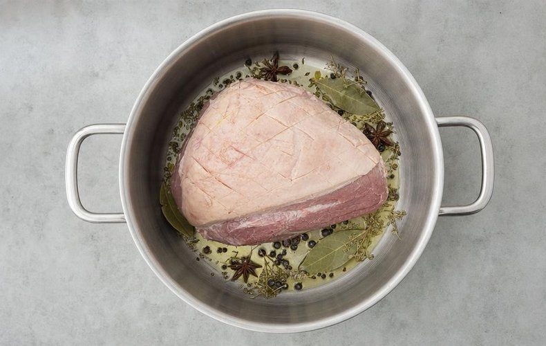 Honey Glazed Ham, step 1: the pork leg in the pot with the spices