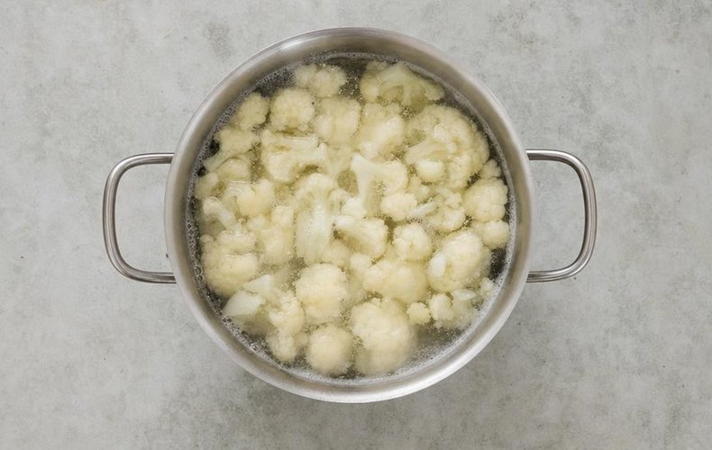 Insalata di Rinforzo, step 1: boiling the cauliflower florets