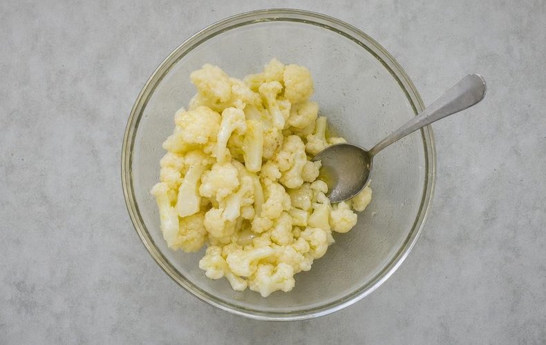Insalata di Rinforzo, step 2: dressing the cauliflower with oil, vinegar and salt