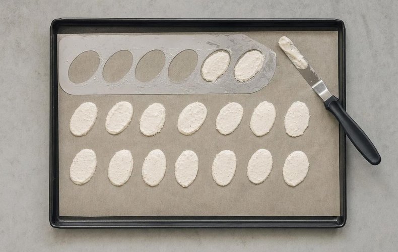Laskonky Christmas Cookies, step 3: spreading the meringue in the Laskonky mold