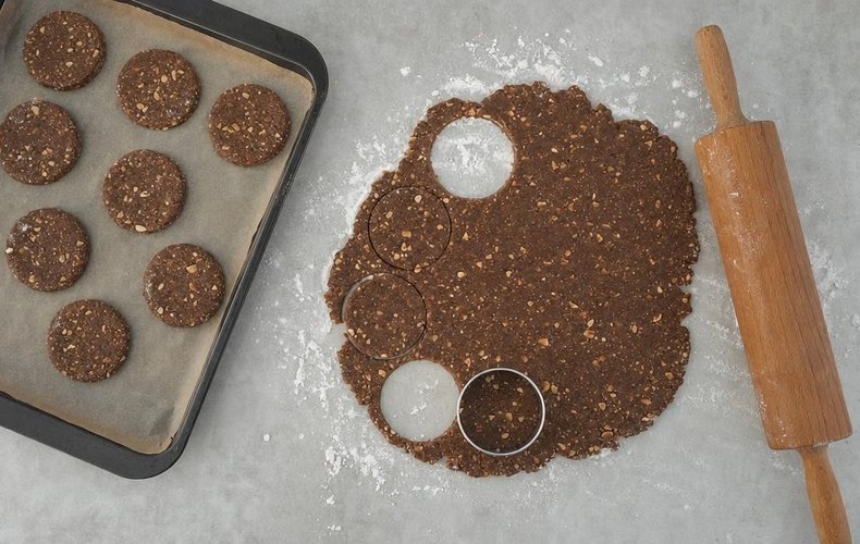 Lebkuchen, step 4: cookies cut out of the dough on a baking sheet