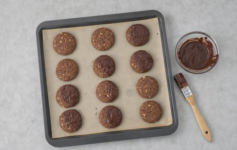 Lebkuchen, step 7: brushing the cookies with melted chocolate