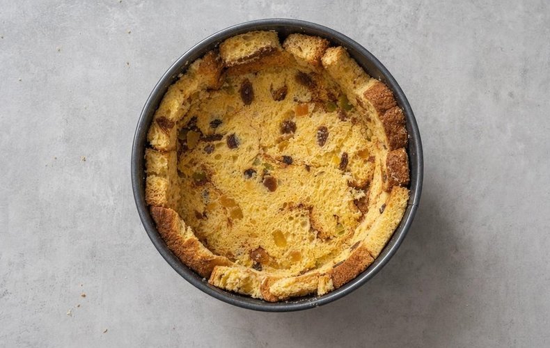 Leftover Panettone Cake, step 3: pastry cream spread inside the panettone shell