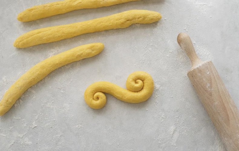 Lussekatter, step 4: shaping the dough into an S