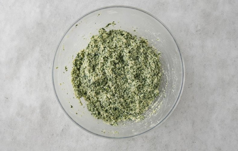Malfatti, step 3: spinach, ricotta, eggs, Grana and flour mixed in a bowl