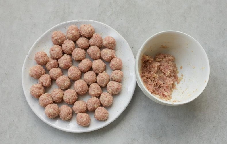 Meatballs in Broth, step 3: shaping the small veal meatballs