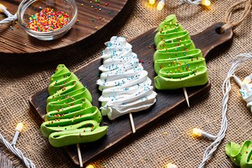 Recipe Meringue Christmas Trees on a Stick