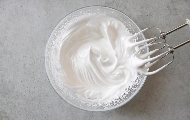 Meringue Christmas Trees, step 1: whipping the egg whites with the sugar