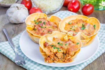 Mini lasagna cupcakes cut open, filled with ragù and béchamel