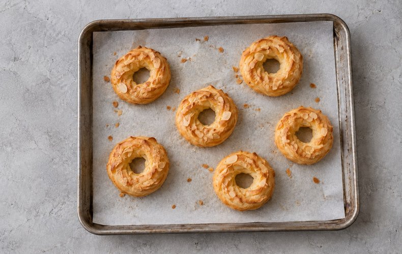 Mini Paris-Brest, step 3: choux rings topped with sliced almonds