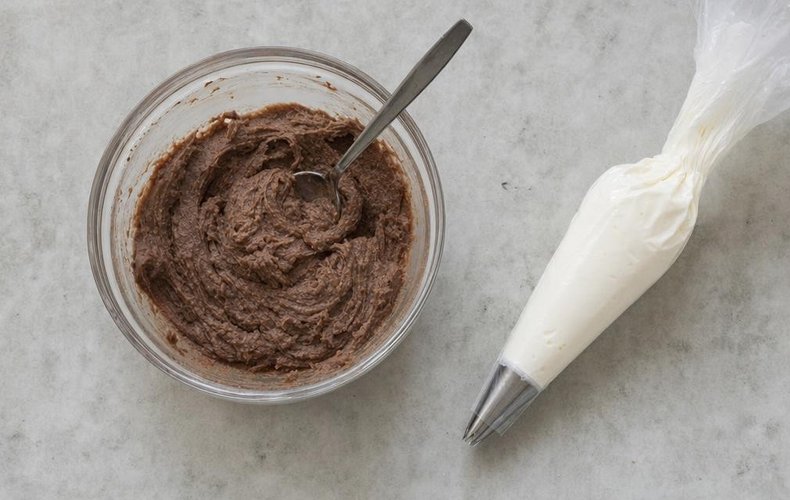 Monte Bianco, step 3: chestnut mixture with cocoa and rum, and whipped cream for piping