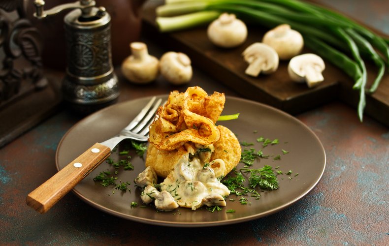 Mushroom and béchamel crepe bundles