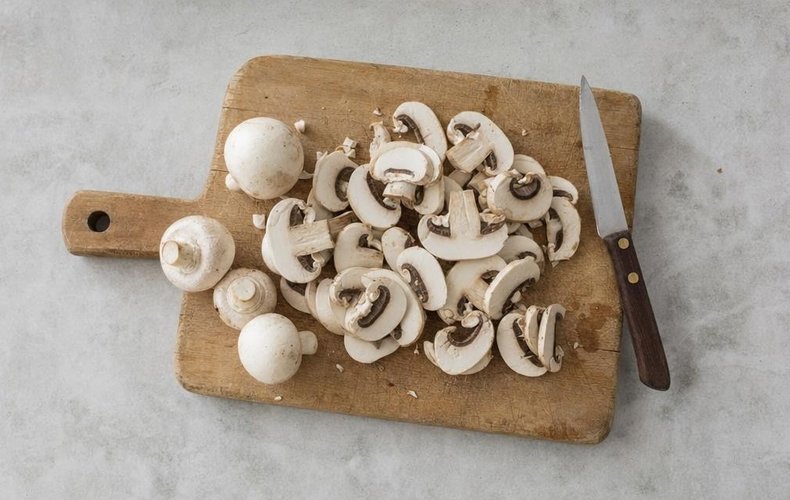 Mushroom and Brie Crostini, step 2: button mushrooms cut into thin slices