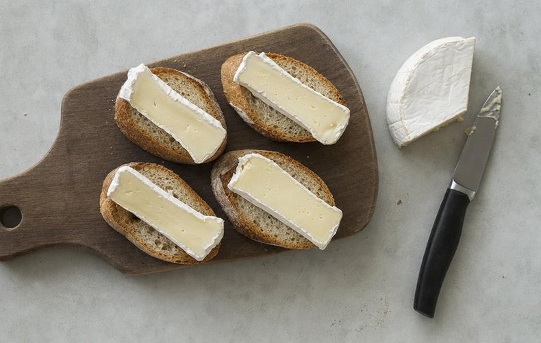 Mushroom and Brie Crostini, step 6: slices of brie on the baguette slices