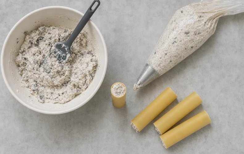 Mushroom Cannelloni, step 7: filling the cannelloni with a piping bag