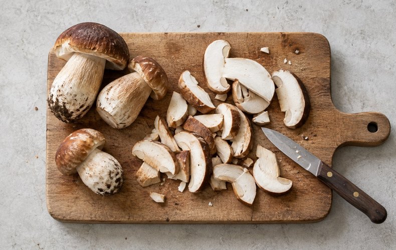 Mushroom spätzle, step 1: slicing the porcini