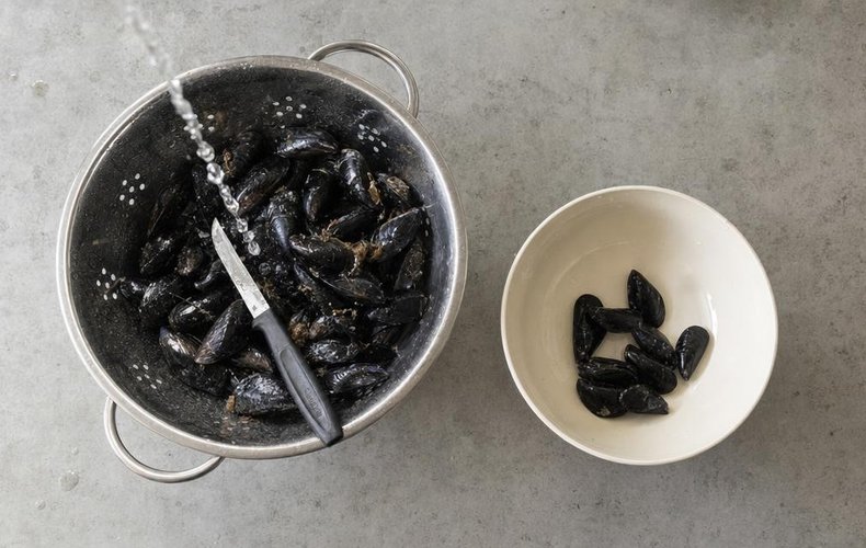 Mussels alla Marinara, step 1: mussels cleaned and rinsed under running water