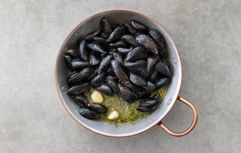 Mussels alla Marinara, step 2: mussels added to the skillet with olive oil