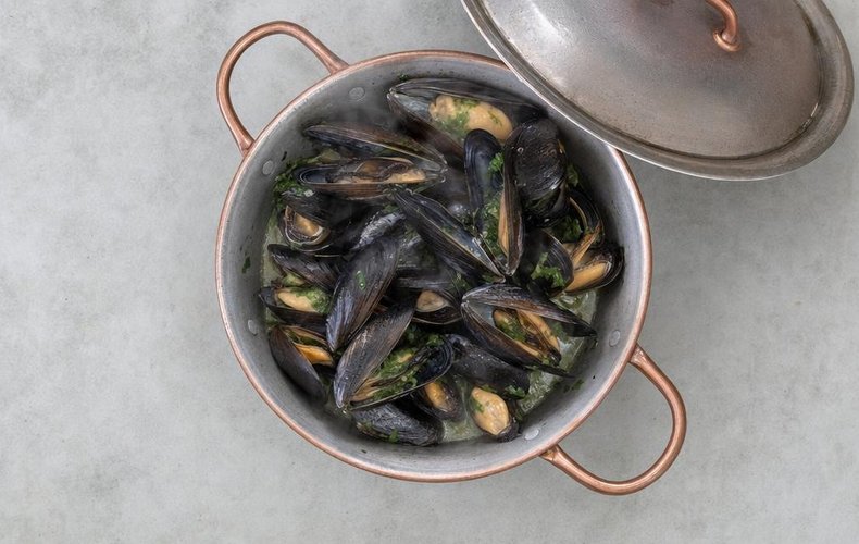 Mussels alla Marinara, step 3: mussels opening in the covered skillet with parsley and white wine
