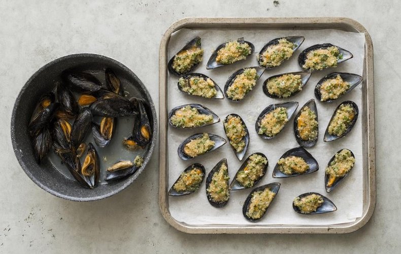 Mussels au Gratin, step 1: mussels opened in a pot