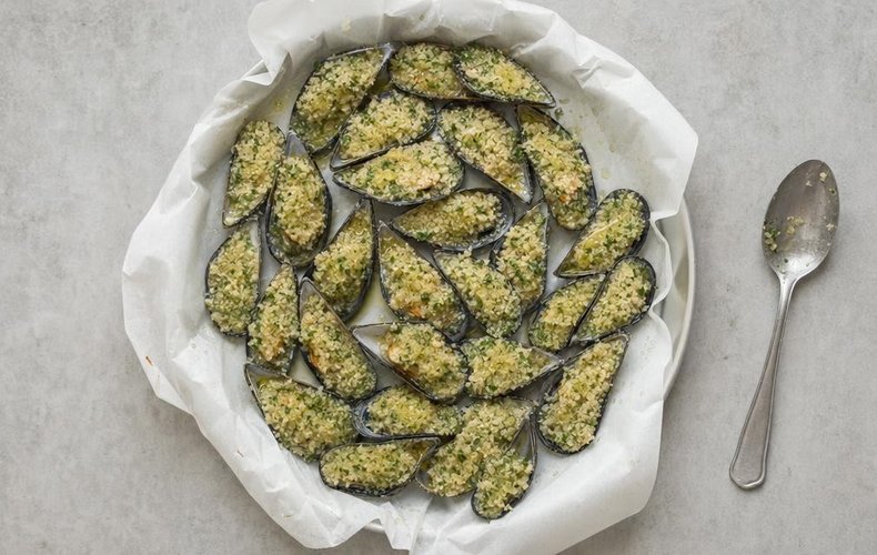 Mussels au Gratin, step 3: mussels in their half shells covered with the breadcrumb mixture