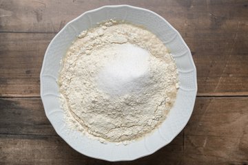 Making Neapolitan rum babà, step 4