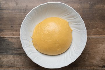 Making Neapolitan rum babà, step 7