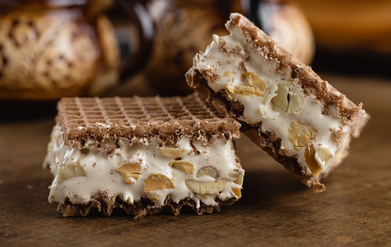 Nougat wafer bites