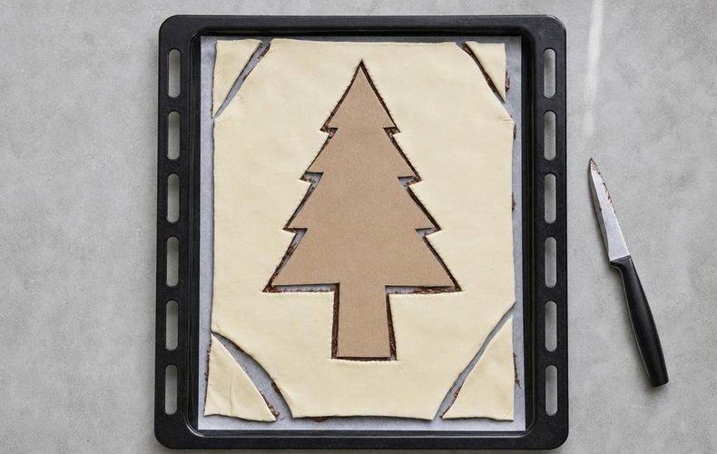 Nutella Puff Pastry Christmas Tree, step 2: Christmas tree shape cut from the two layers of pastry