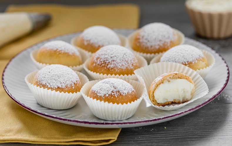 Cream-filled Nuvole di Napoli brioche buns