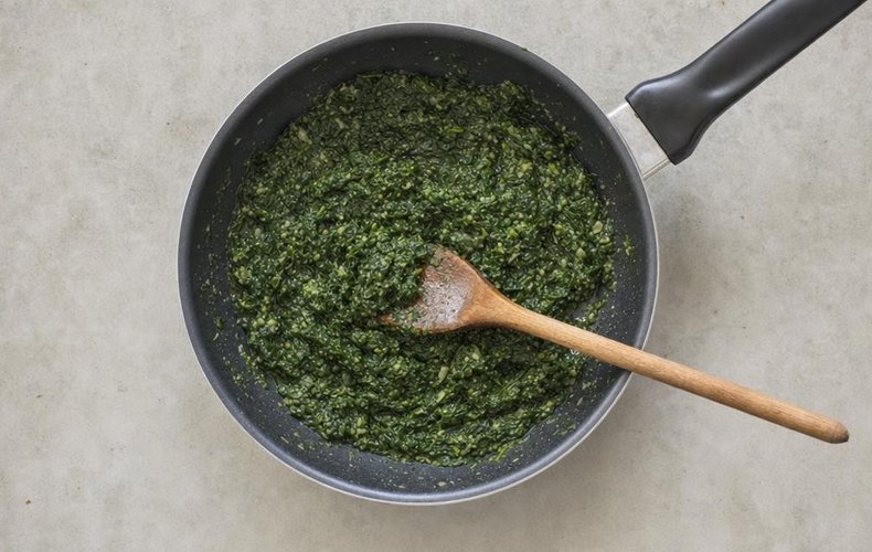 Oysters Rockefeller, step 4: the spinach filling stirred until moist and evenly mixed