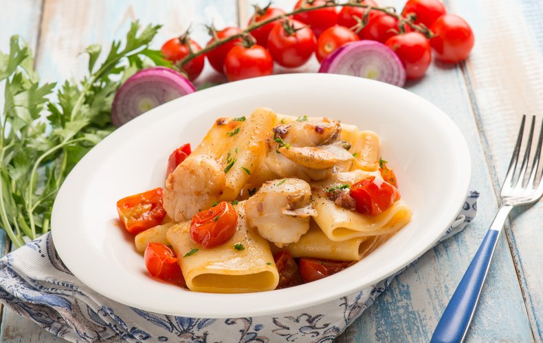 Paccheri with scallops and cherry tomatoes