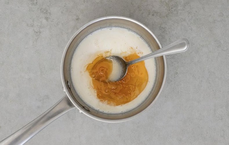 Pain d'Épices, step 1: honey melting in hot milk