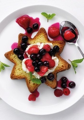 Recipe Pandoro Slices with Chantilly Cream and Fruit
