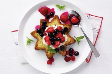 Recipe Pandoro Slices with Chantilly Cream and Fruit