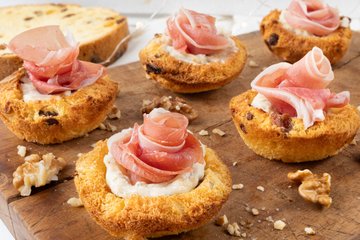Recipe Panettone Cups with Gorgonzola and Prosciutto