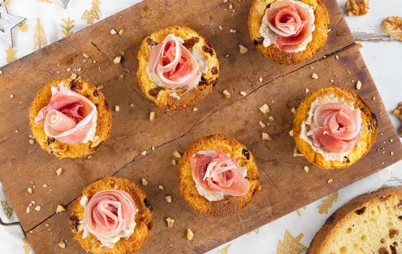 Panettone cups filled with gorgonzola and prosciutto