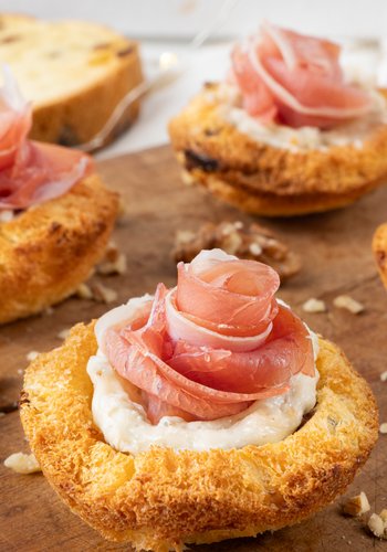 Recipe Panettone Cups with Gorgonzola and Prosciutto