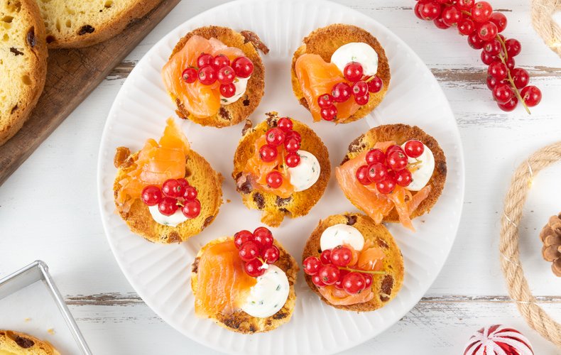 Panettone and salmon crostini with red currants