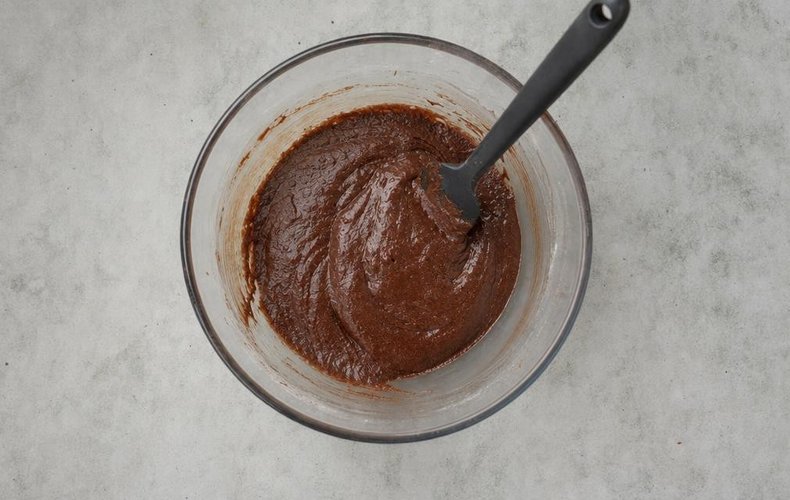 Pão de Mel, step 1: the spiced honey and cocoa batter in a bowl