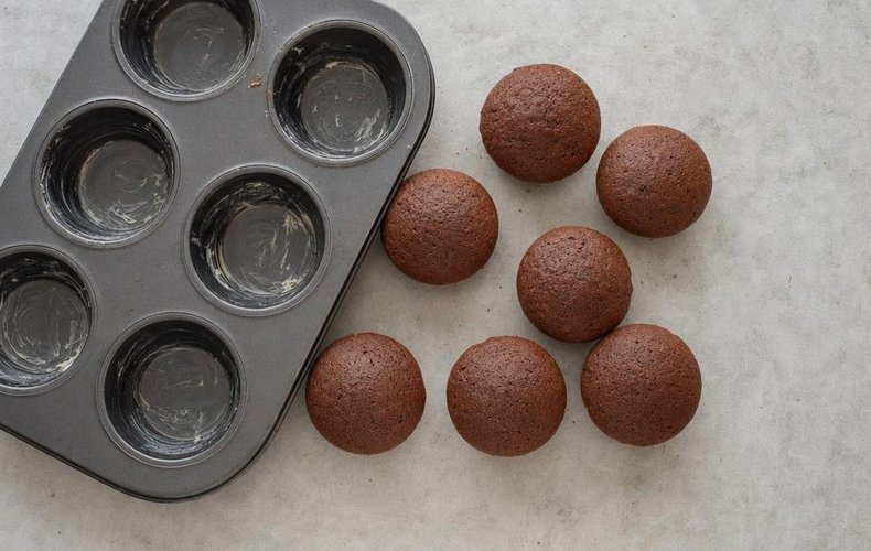 Pão de Mel, step 2: the batter baked in muffin pans